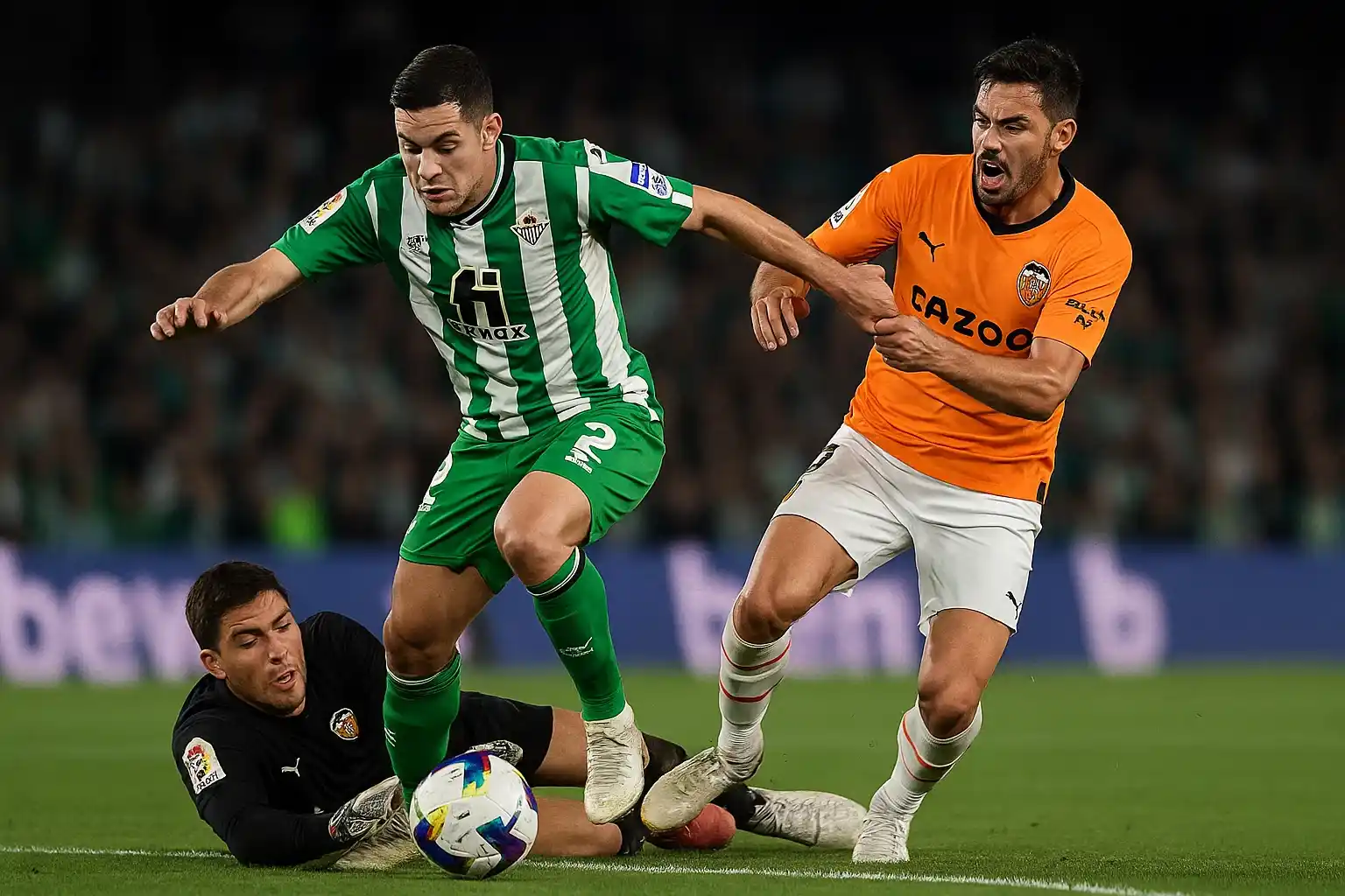 Tình huống nguy hiểm giữa Real Betis và Valencia trên sân cỏ